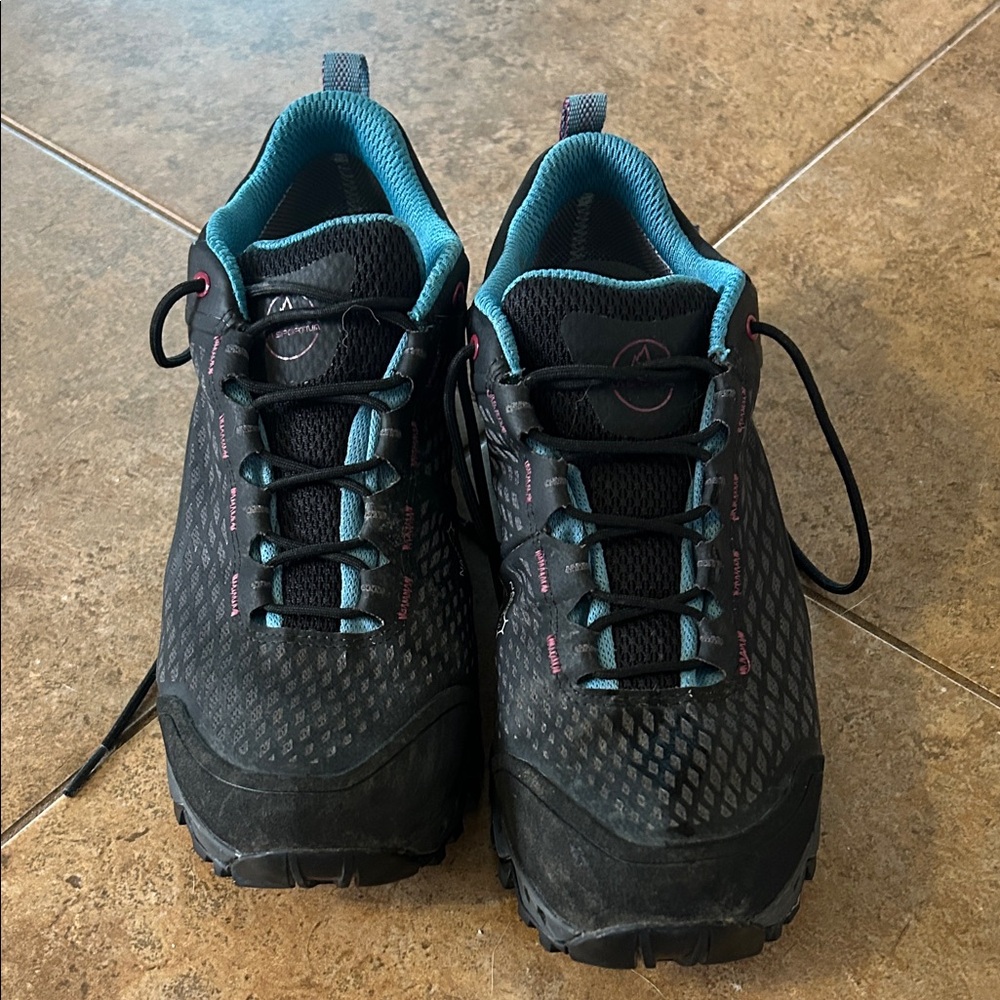 La Sportiva Women’s Spire GTX hiking shoes. 39 EU (7.5+). Black and teal.